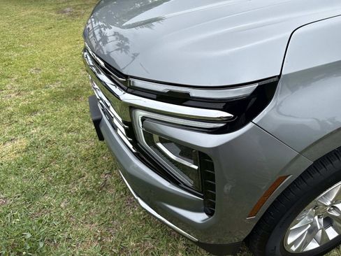 Used 2025 Chevrolet Suburban Premier RWD image 9