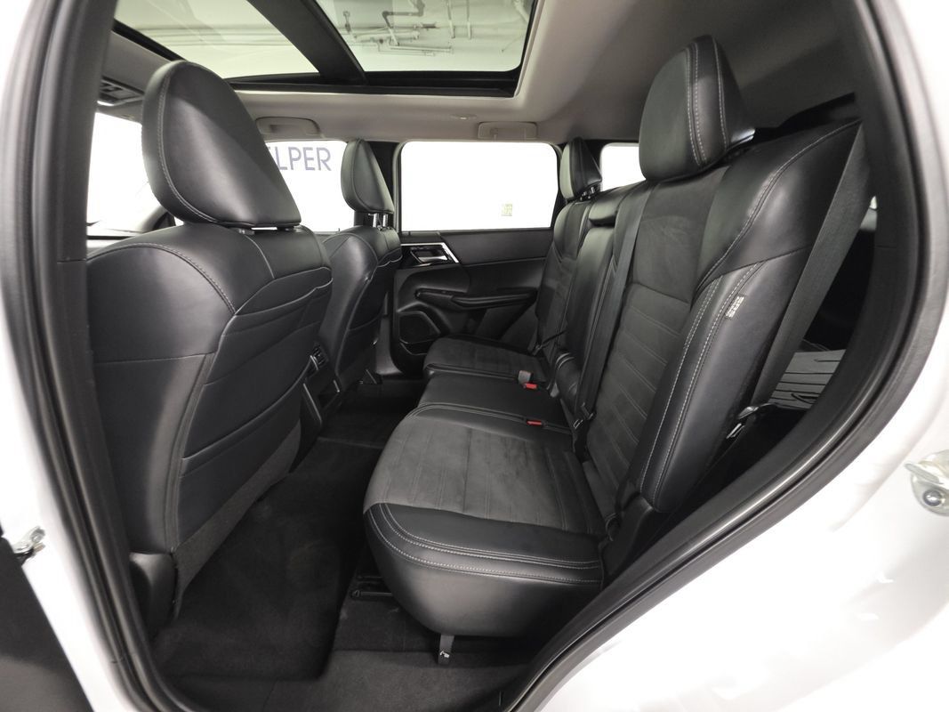 Used 2024 Mitsubishi Outlander AWD image 22