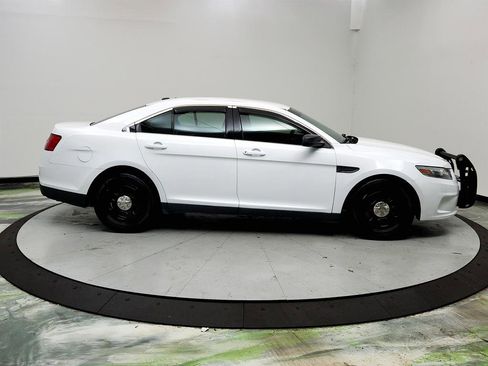 Used 2018 Ford Taurus SE image 4