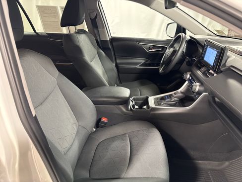 Used 2020 Toyota RAV4 XLE w/ XLE Grade Weather Package AWD/4WD image 28