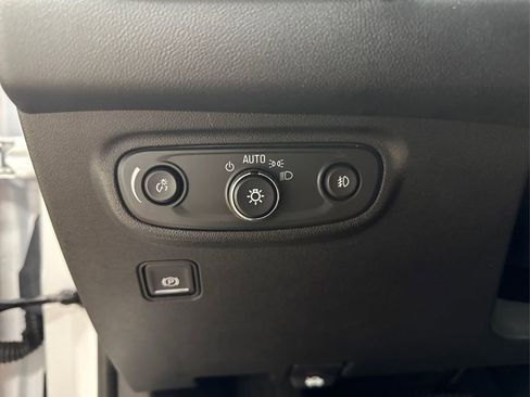 Used 2024 GMC Terrain SLT image 25