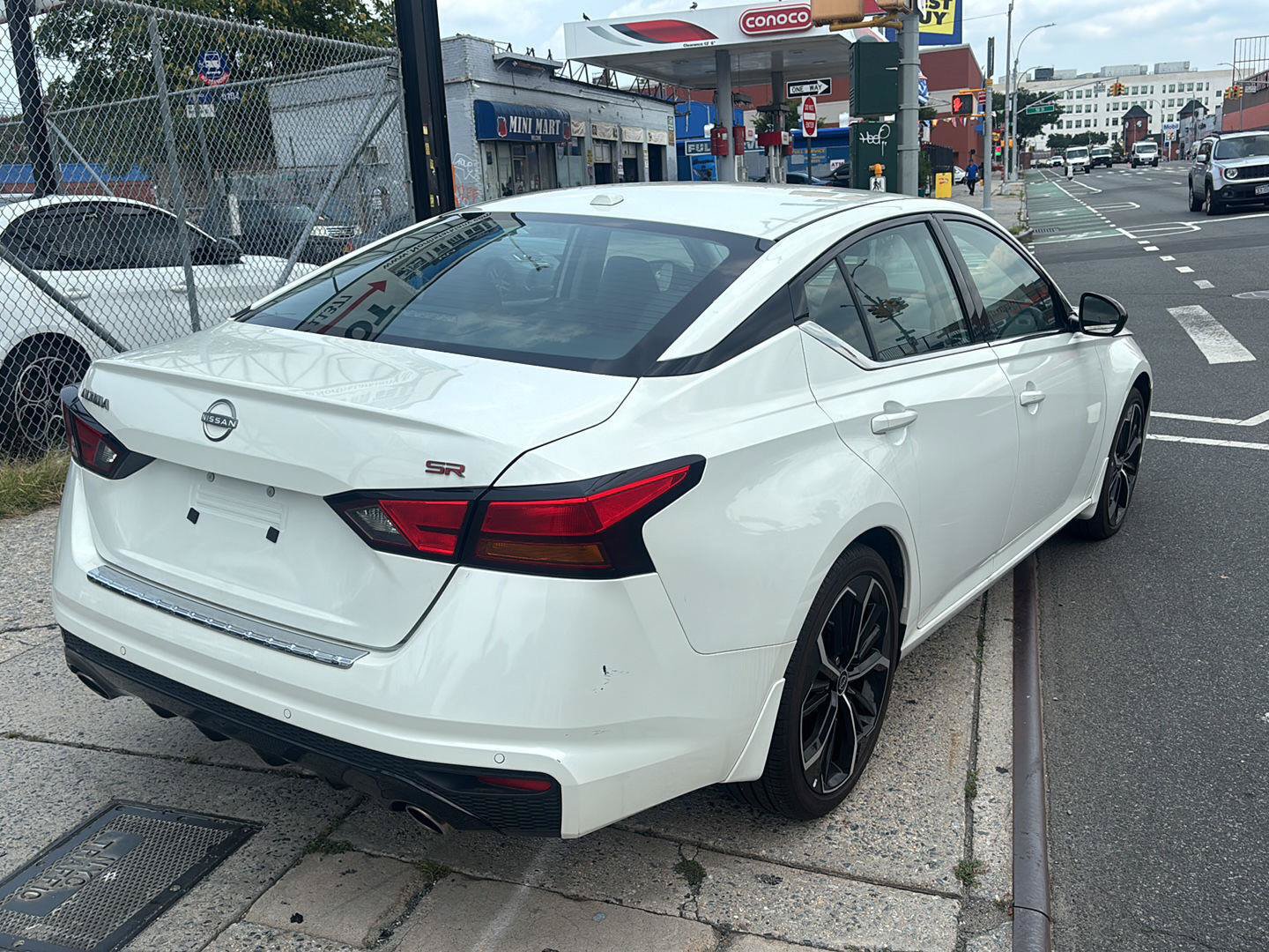 Used 2023 Nissan Altima 2.5 SR FWD image 31