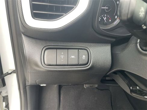 Used 2022 Hyundai Venue Limited image 33