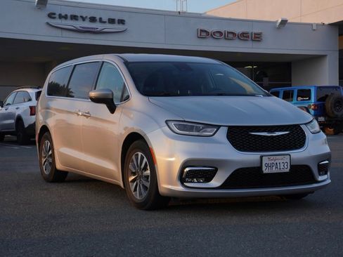 Used 2023 Chrysler Pacifica Touring-L image 2