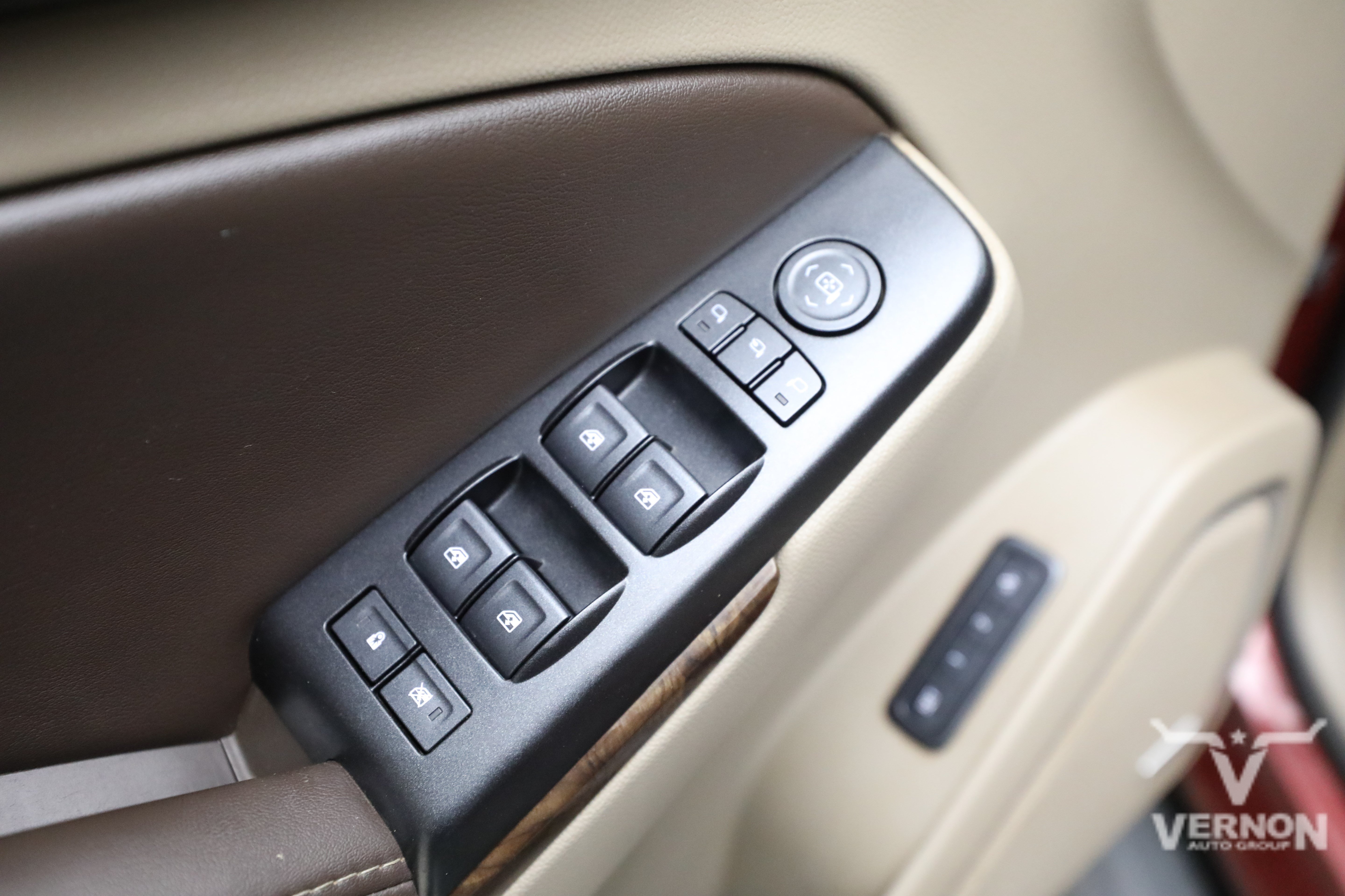 Used 2018 Chevrolet Suburban LT w/ Luxury Package RWD image 17