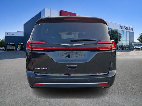 Used 2024 Chrysler Pacifica Touring-L FWD image 5