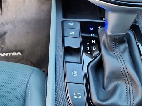 New 2025 Hyundai Elantra Limited image 24