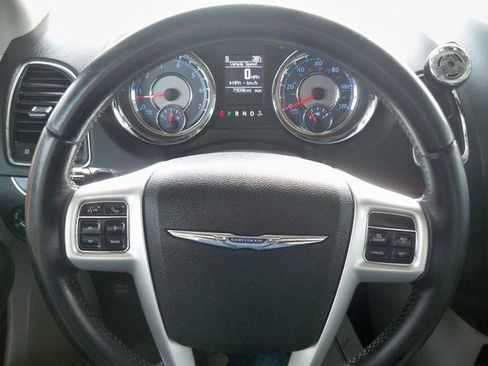 Used 2015 Chrysler Town & Country Touring image 11