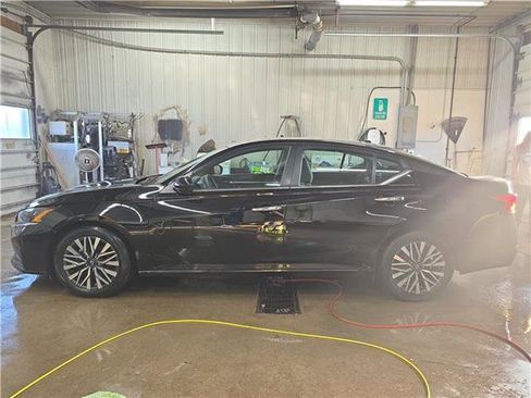 Used 2023 Nissan Altima 2.5 SV image 2