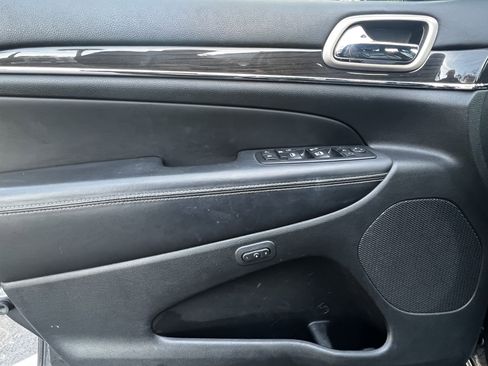 Used 2017 Jeep Grand Cherokee Overland image 13