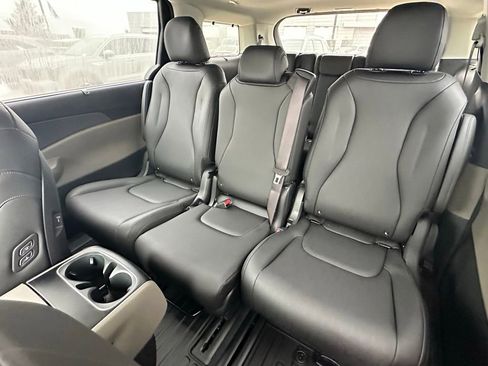 New 2026 Kia Carnival EX image 24