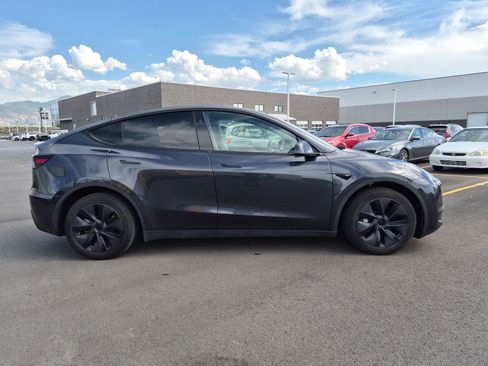 Used 2024 Tesla Model Y Long Range AWD/4WD image 6