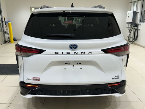 Used 2022 Toyota Sienna XSE w/ XSE Plus Package AWD/4WD image 18
