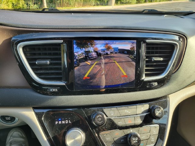 Used 2018 Chrysler Pacifica Touring-L Plus FWD image 10