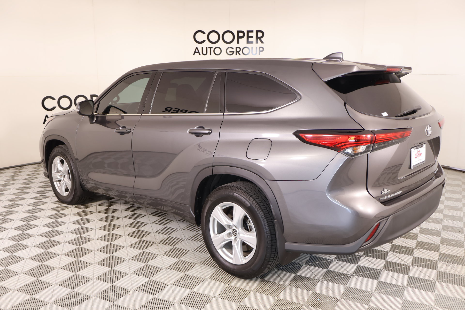 Used 2021 Toyota Highlander LE AWD/4WD image 22