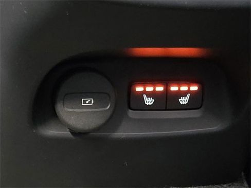 Certified 2025 Volvo XC40 B5 Plus image 16