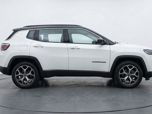 Used 2025 Jeep Compass Limited image 11