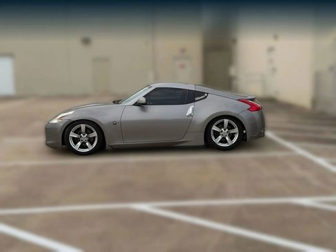 Used 2009 Nissan 370Z Touring RWD image 5