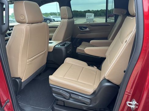 Used 2024 Chevrolet Suburban Premier w/ Premium Package RWD image 17