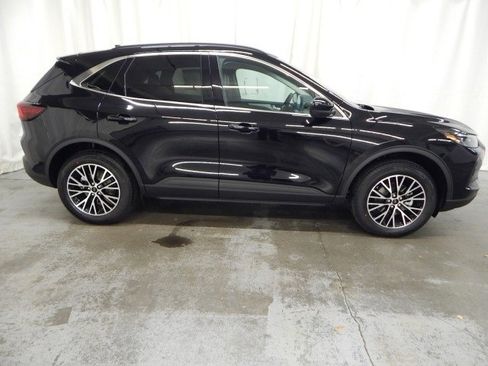 New 2025 Ford Escape SE w/ PHEV Premium Package image 2