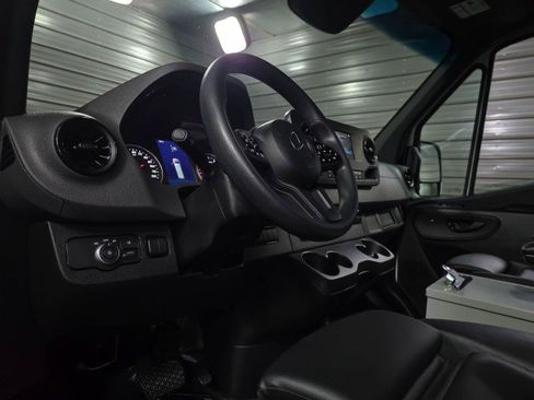 Used 2023 Mercedes-Benz Sprinter 2500 image 13
