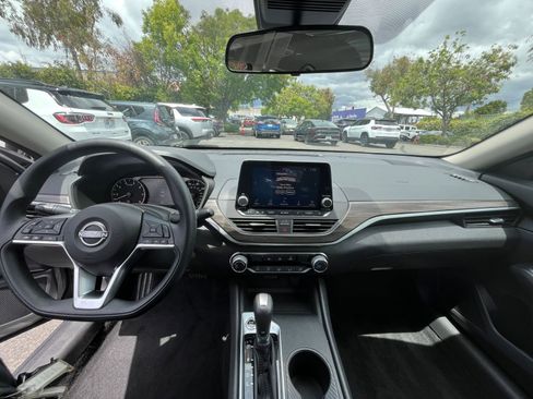 Used 2025 Nissan Altima 2.5 SV FWD image 33
