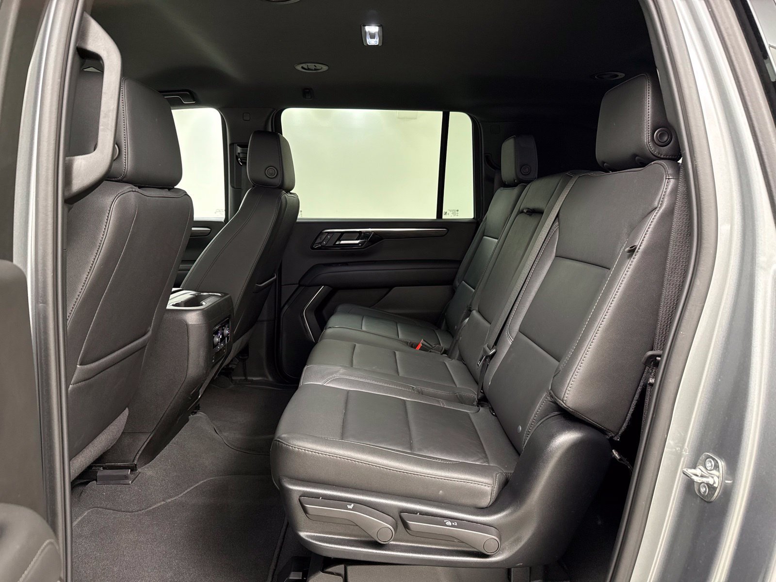 Used 2025 Chevrolet Suburban Z71 AWD/4WD image 26