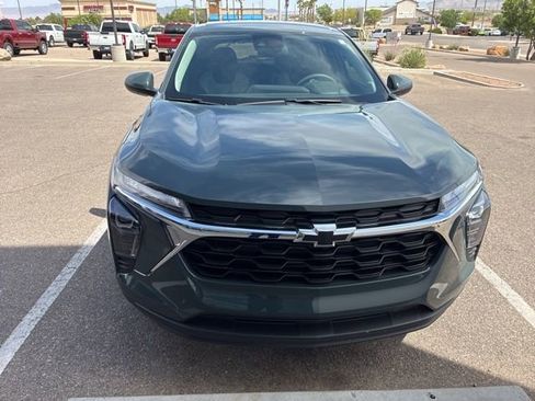 Used 2025 Chevrolet Trax LS w/ LS Convenience Package image 2