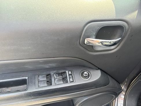 Used 2017 Jeep Patriot Latitude AWD/4WD image 16