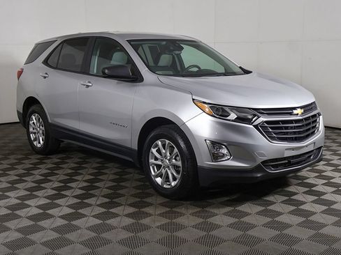 Used 2020 Chevrolet Equinox LS w/ LS Convenience Package FWD image 2