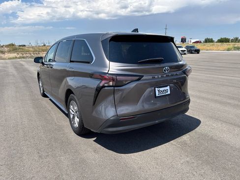 Used 2024 Toyota Sienna LE FWD image 5