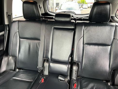 Used 2019 Toyota Highlander XLE AWD/4WD image 14