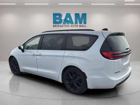 Used 2025 Chrysler Pacifica Limited image 5