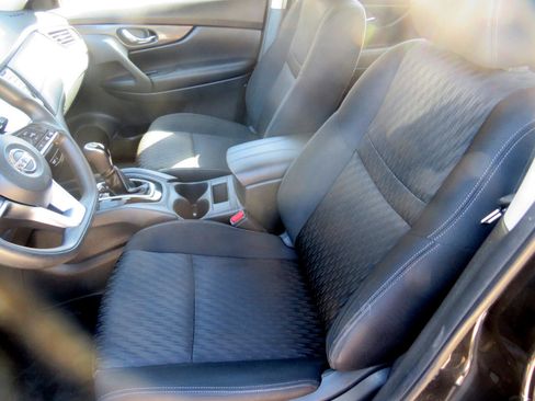 Used 2018 Nissan Rogue S image 17