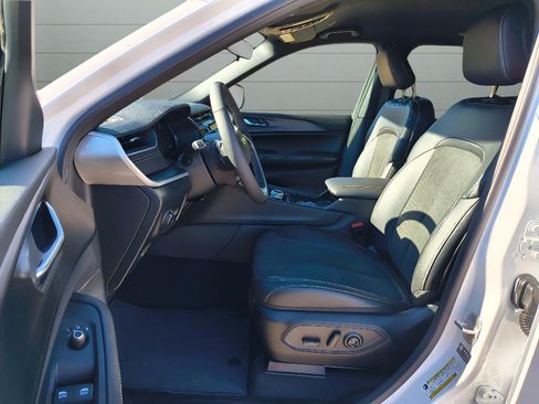 New 2025 Jeep Grand Cherokee Altitude RWD image 16
