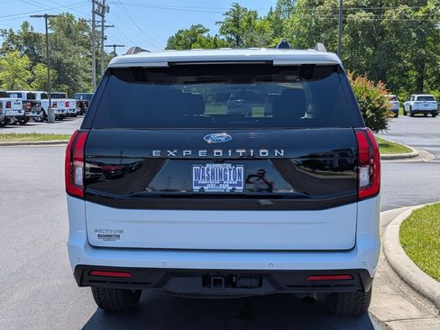Used 2025 Ford Expedition Active AWD/4WD image 6
