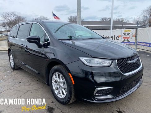 Used 2024 Chrysler Pacifica Touring-L image 1