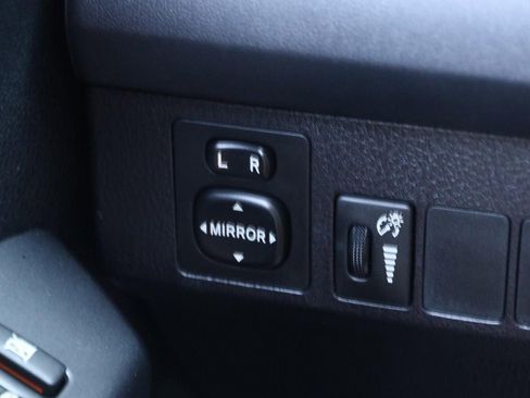 Used 2016 Toyota RAV4 LE AWD/4WD image 17