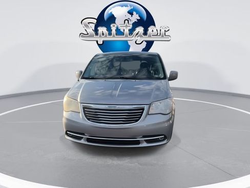 Used 2016 Chrysler Town & Country Touring image 3