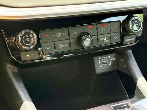 Used 2025 Jeep Compass Limited AWD/4WD image 29