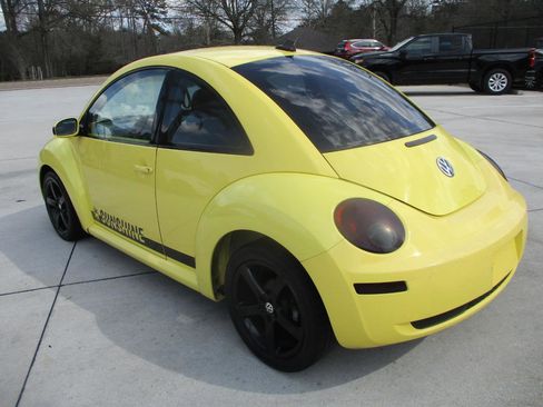 Used 2010 Volkswagen Beetle Coupe image 8