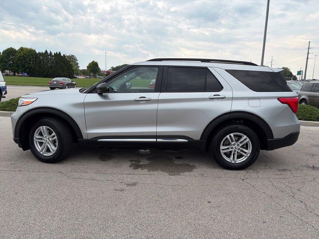 Used 2023 Ford Explorer XLT w/ Equipment Group 202A AWD/4WD image 4
