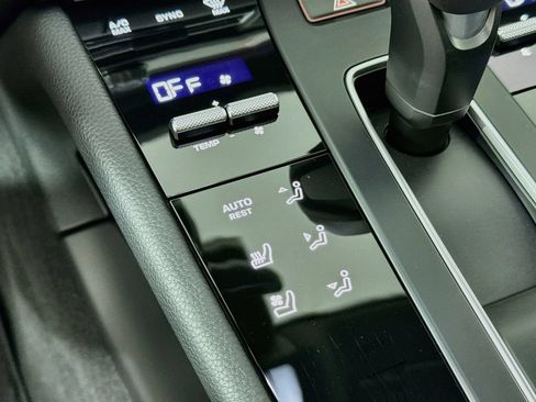 Certified 2026 Porsche Macan AWD/4WD image 17