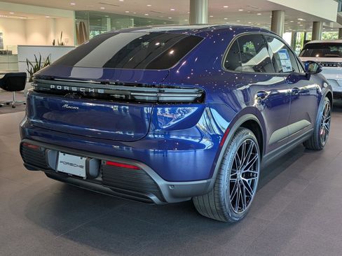 Certified 2025 Porsche Macan Electric RWD image 9