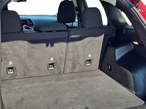 Used 2019 Jeep Cherokee Latitude w/ Popular Appearance Group image 8