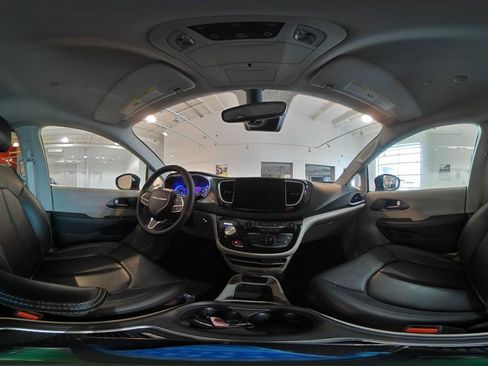 Used 2024 Chrysler Pacifica Touring-L image 44