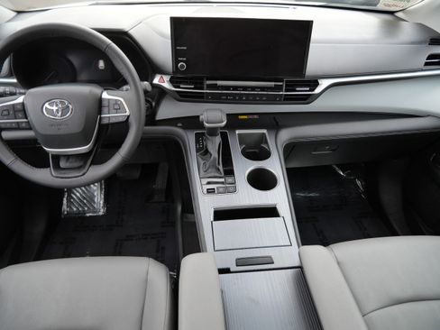 Used 2025 Toyota Sienna XLE image 11