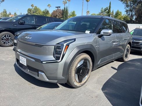 Used 2025 Kia EV9 Light Long Range RWD image 3
