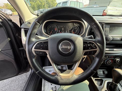 Used 2018 Jeep Cherokee Latitude w/ Altitude Package FWD image 13