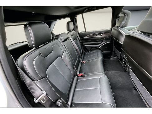 Certified 2025 Jeep Grand Cherokee Overland w/ Luxury Tech Group IV image 24